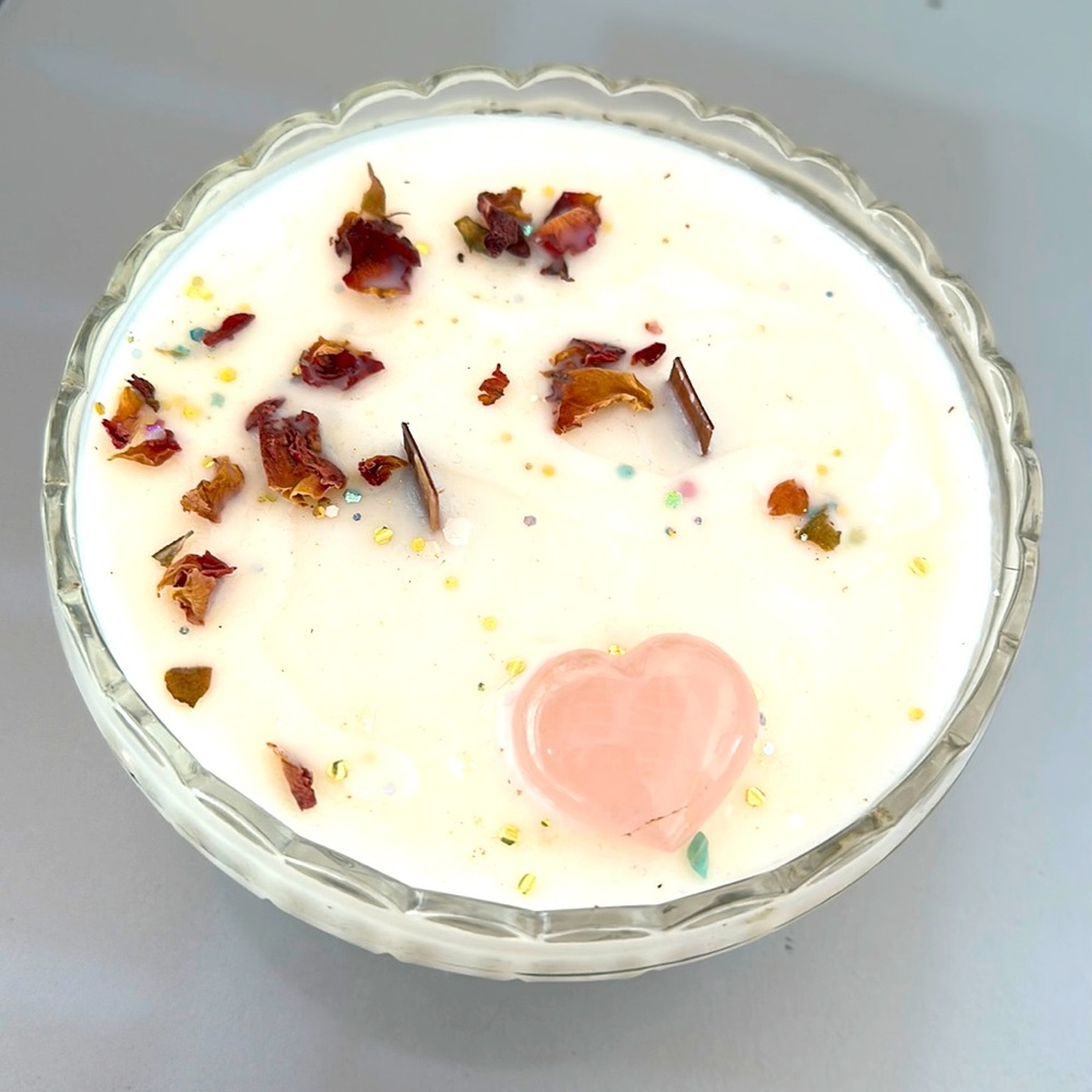 ᦋꪶỉᡶᡶꫀꪹꪖᡶỉ Rose quartz heart crystal, roses bioglitter handmade candle